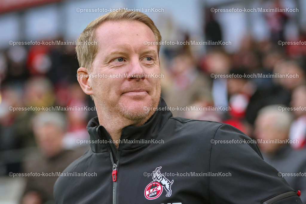 RWE06012402103 | 06.01.2024, Essen, Fußball, Herren, Stadion an der Hafenstraße, Testspiel, Rot-Weiss Essen – 1. FC Köln:  Der neue Cheftrainer Timo Schultz (1.FC Köln) bei seinem ersten Spiel für den Kölner FC. 
DFB regulations prohibit any use of photographs as image sequences and or quasi-video.