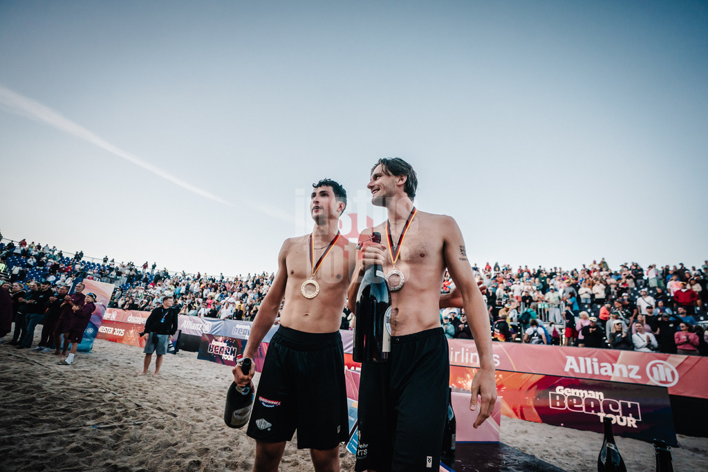 Beachvolleyball | Frauen und Männer | Deutsche Meisterschaften 2025 Timmendorfer Strand | 07.09.2025 | v.l. Sven Winter und Paul Henning bei der Siegerehrung