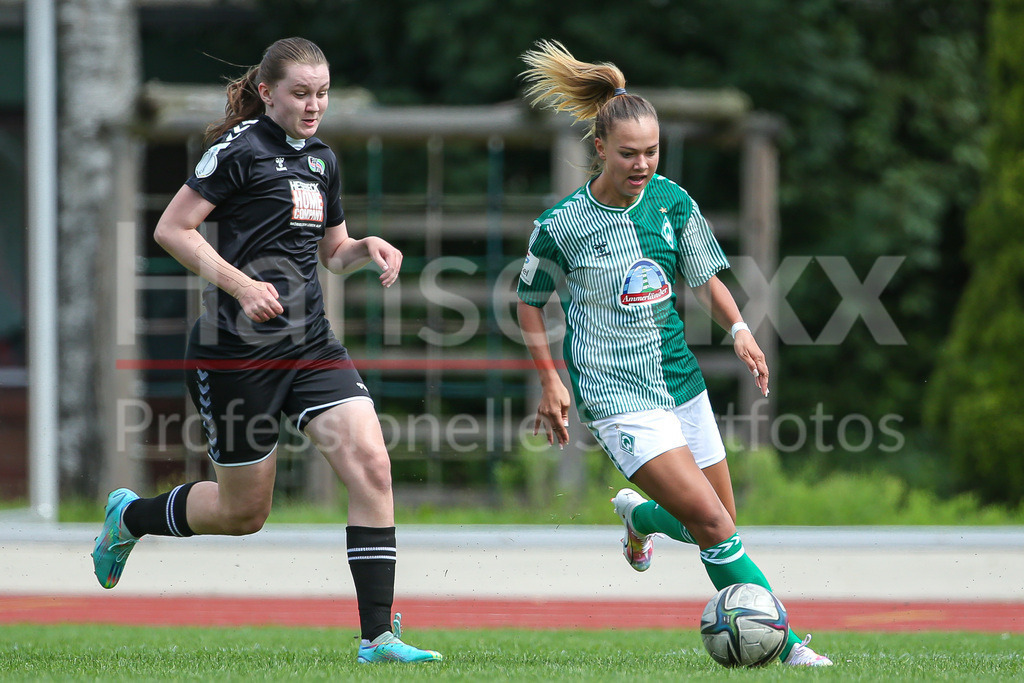 Fussball, Testspiel Frauen, SV Henstedt-Ulzburg - SV Werder Bremen | v.li.: Liv Fuß (SV Henstedt-Ulzburg, 21) und Maja Sternad (SV Werder Bremen, 11) im Laufduell, Zweikampf, Duell, Dynamik, Aktion, Action, Spielszene