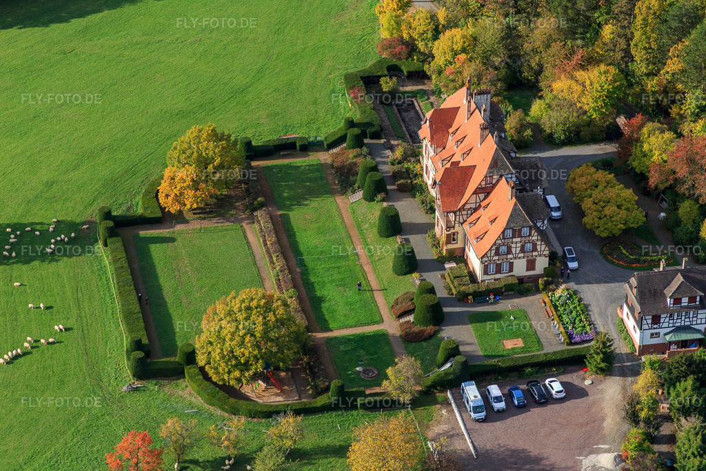 Luftbild: Villa Le Riesack in Niederbronn-les-Bains im Bundesland Bas-Rhin in Frankreich. – Foto: IMG_084721.jpg vom 23.10.2015 durch Werner Riehm/FLY-FOTO.de – Auflösung des Originals: 5472 x 3648 px – Gite de groupe en Alsace. Fetes de famille. Villa le Riesack. Capacit\xc3\xa9: 30 \xc3\xa0 50 Personnes