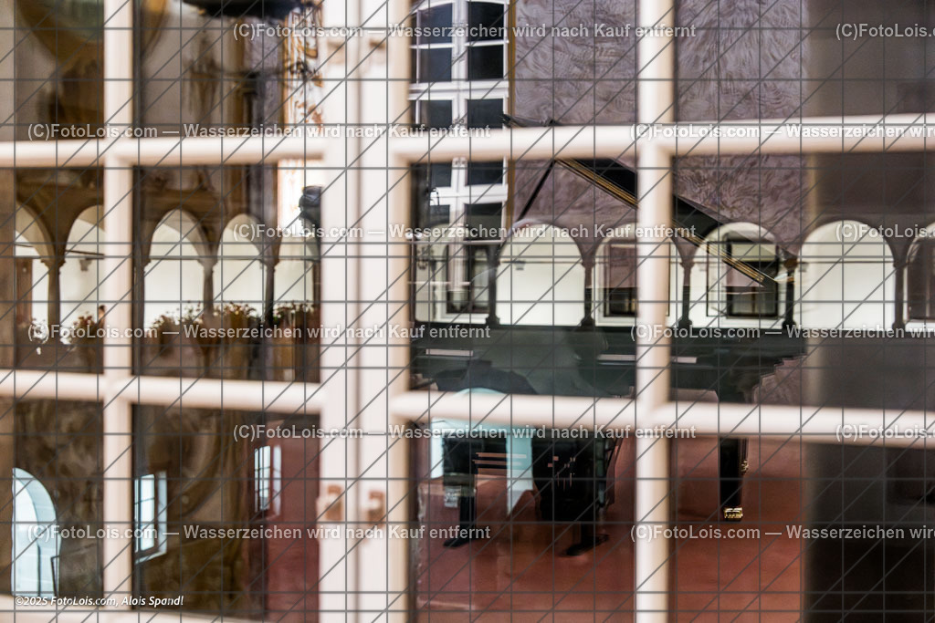 _ALP3927_Nocturno-Konzert_Wagner-Artzt Manfred | XLI. CHOPIN-Festival - Barockbibliothek, Sa 16. Aug. 2025, 20.00 Uhr, NOCTURNO - nächtliches Konzert bei Kerzenlicht, Frédéric Chopin und die Kämpfer für Frieden, Recht und Freiheit seiner Zeit. SolistInnen des Festivals: Yinqi Wang, Piotr Koscik, Anna Maria Niemiec - Violincello, Manfred Wagner Artzt, Clara Biermasz, Rachel Cheung, Natalia Rehling, Kamila Sacharzewska, Donka Angatscheva, Yves Henry. Moderation: Liliana Niesielska. Werke von Frédérik Chopin, Franz Liszt, Franz Schubert, Robert Schumann, Gabriel Fauré, Elisabeth Wiedner-Zajac u.a.