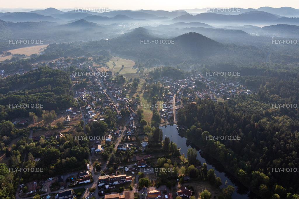 Von Wald und Forstgebieten umgebener Ortskern der Straßen und Häuser und Wohngebiete | Luftbild: Von Wald und Forstgebieten umgebener Ortskern der Straßen und Häuser und Wohngebiete in Ludwigswinkel im Bundesland Rheinland-Pfalz in Deutschland. Foto: IMG_122006.jpg vom 08.08.2020 durch ©2025 Werner Riehm fly-foto.de/copyright - Realisiert mit Pictrs.com