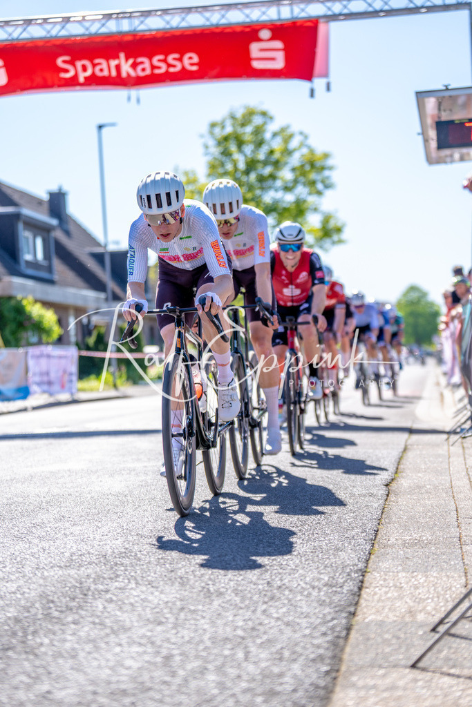 Spurt in den Mai 2026 - Großer Preis der Sparkasse Neuss | Annual one-day road cycling race "Großer Preis der Sparkasse Neuss" held in Büttgen, Germany, organized by VfR Büttgen 1912 e.V. The event features multiple races across all age categories from U11 youth to Elite men. - Realisiert mit Pictrs.com