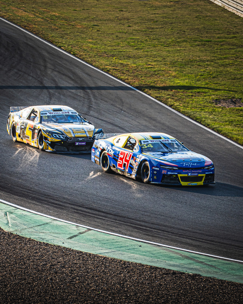 EURONASCAR OSCHERSLEBEN | Exklusive Motorsport-Fotografie aus Leipzig von TXO Media – für Rennfahrer, Teams & Sponsoren. Sausemuth liefert starke Bilder, die Emotion zeigen. Jetzt buchen & glänzen! - Realisiert mit Pictrs.com