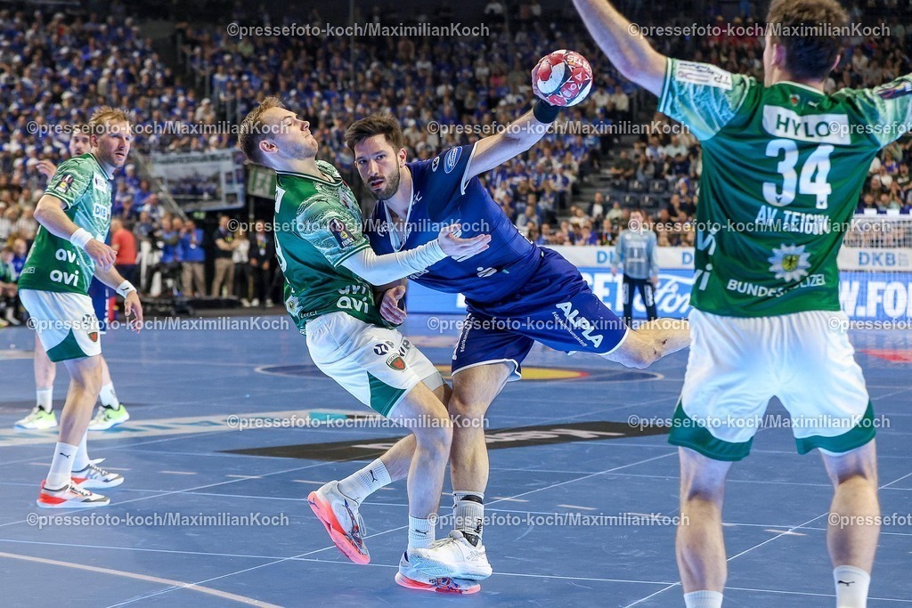 xSSCx18042601001 | 18.04.2026, xsscx, Handball, DHB-Pokal Lidl Final4, TBV Lemgo-Lippe - Füchse Berlin, Saison 2025 / 2026 Herren, Lanxess Arena: Mijajlo Marsenic (Füchse Berlin #93) im Zweikampf gegen Tim Suton (TBV Lemgo Lippe #23) Photo: xSandraxScherningxPressefotoKochx