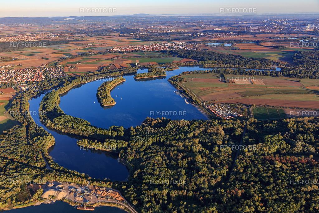 Kollersee mit Leberwurstinsel | Luftbild: Kollersee mit Leberwurstinsel in Brühl im Bundesland Rheinland-Pfalz in Deutschland. Foto: IMG_110885.jpg vom 08.09.2018 durch Werner Riehm/FLY-FOTO.de - Realisiert mit Pictrs.com