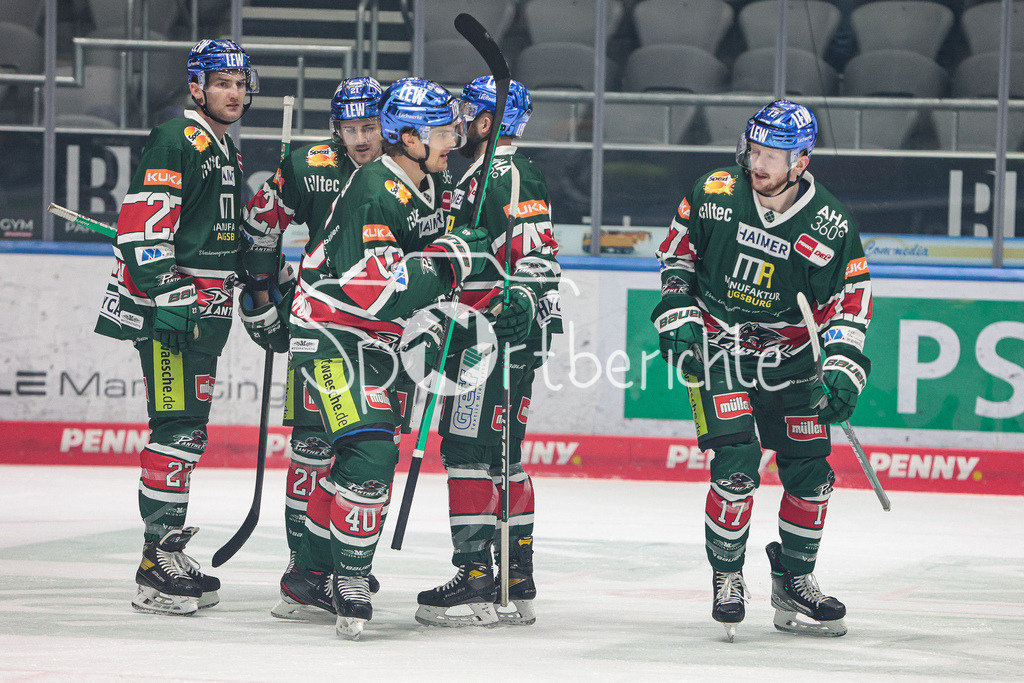 Augsburger Panther - Fischtown Pinguins Bremerhaven | Wieder freuen sich die Spieler des AEV - diesmal nach dem Tor zum 3.0 durch Ryan KUFFNER (AEV #17)