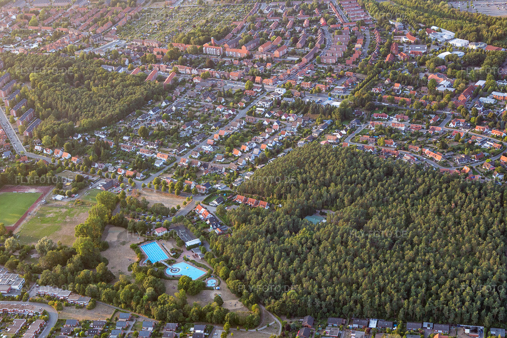 Luftbild: Schwimmbecken des Freibades Hagen Lüneburg im Ortsteil Neuhagen in Lüneburg im Bundesland Niedersachsen in Deutschland. Foto: IMG_110113.jpg vom 16.08.2018 durch Werner Riehm/FLY-FOTO.de