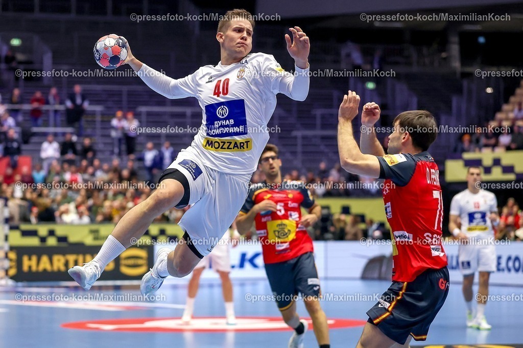 EHF15012601007 | 15.01.2026, Handball, Men's EHF EURO 2026, Spanien - Serbien, Jyske Bank Boxen in Herning, Dänemark, Preliminary Round:   Stefan Dodic (Serbien #40) wirft den Ball über  Daniel Fernandez Jimenez (Espania #70) 