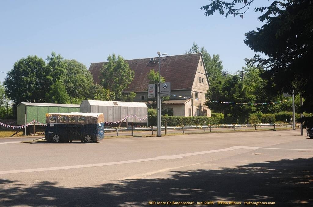 Geißmannsdorf-2026-Ortsbilder-241 | Geißmannsdorf bei Bischofswerda im Sommer 2026. Ein fotografischer Streifzug durch das Dorf Geißmannsdorf, mit Gebäuden, Straßen, Strohpuppen und geschmückten Vorgärten und Grundstücken anlässlich der 800-Jahr-Feier von Geißmannsdorf im Juni 2026 - Realisiert mit Pictrs.com