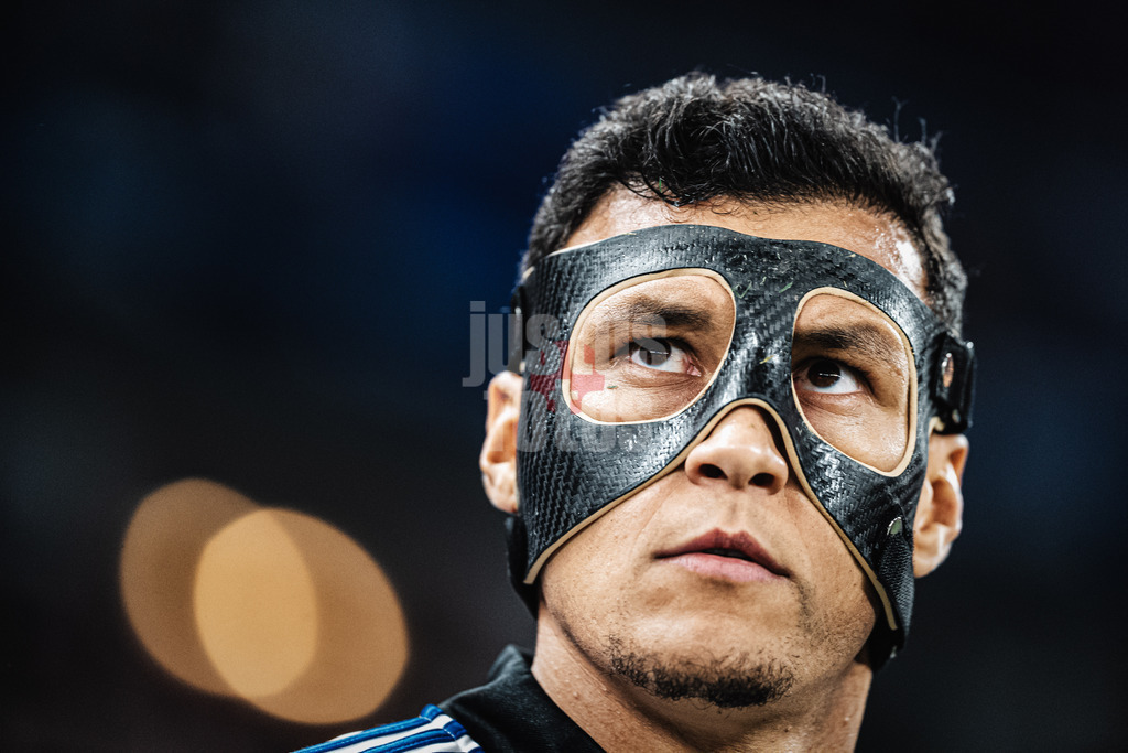 Fußball | Männer | Saison 2024/2025 | 2. Fußball-Bundesliga | 23. Spieltag | Hamburger SV vs. 1. FC Kaiserslautern | 21.02.2025 | Davie Selke (#27, HSV) vor dem Spiel mit Maske Portrait