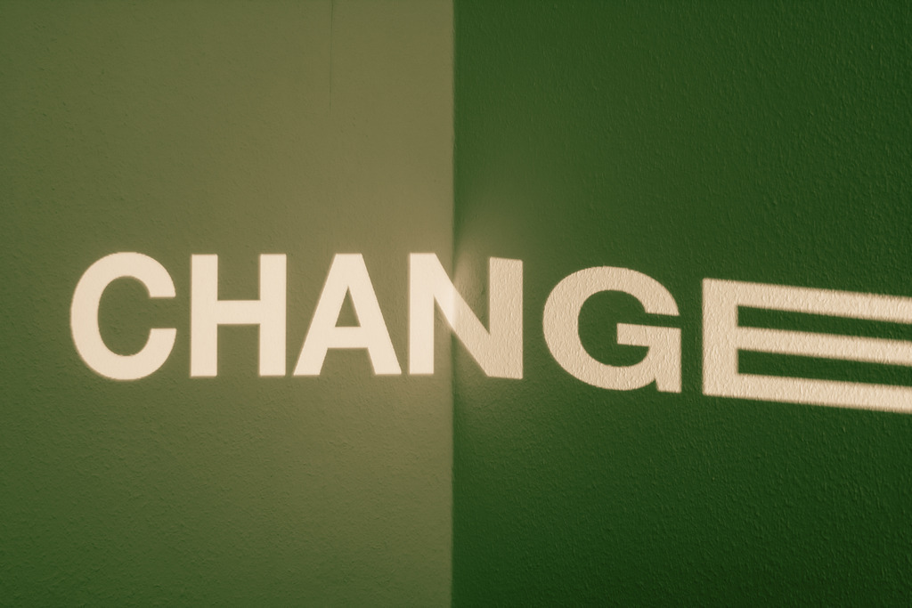 Change, Veränderung als Schrift Projektion typografisch | Online Shop für Christen: Christliche Poster XXL, Plakate, Wandbilder als Leinwand & christliche Postkarten, Kalender, Sticker & Lizenzen zum Download. Die Kunstwerke im christliche Geschenke Shop zeigen die Jahreslosung 2025, Gott, Jesus & mehr.