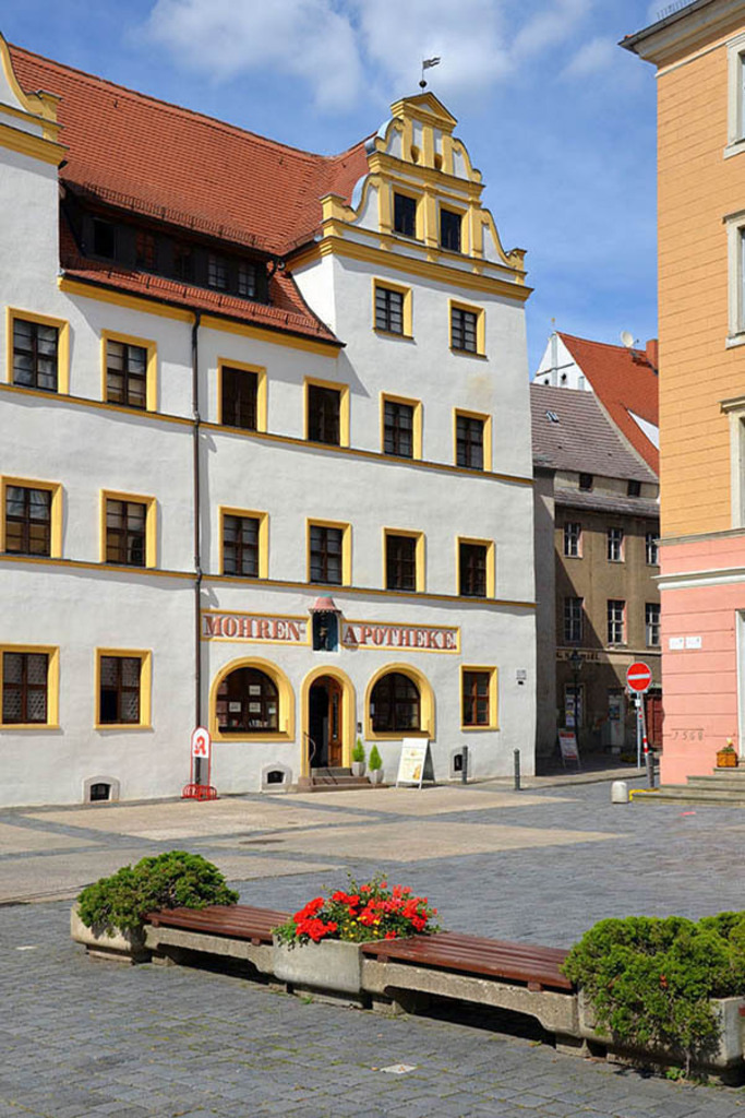 Torgau - Mohren-Apotheke | Entdecke über 20 Kategorien Leipzig-Motive: Foto-Downloads, hochwertige Poster, Leinwand- & Fine-Art-Prints. Jetzt Lieblingsfoto im Bildlexikon Leipzig Shop bestellen!
