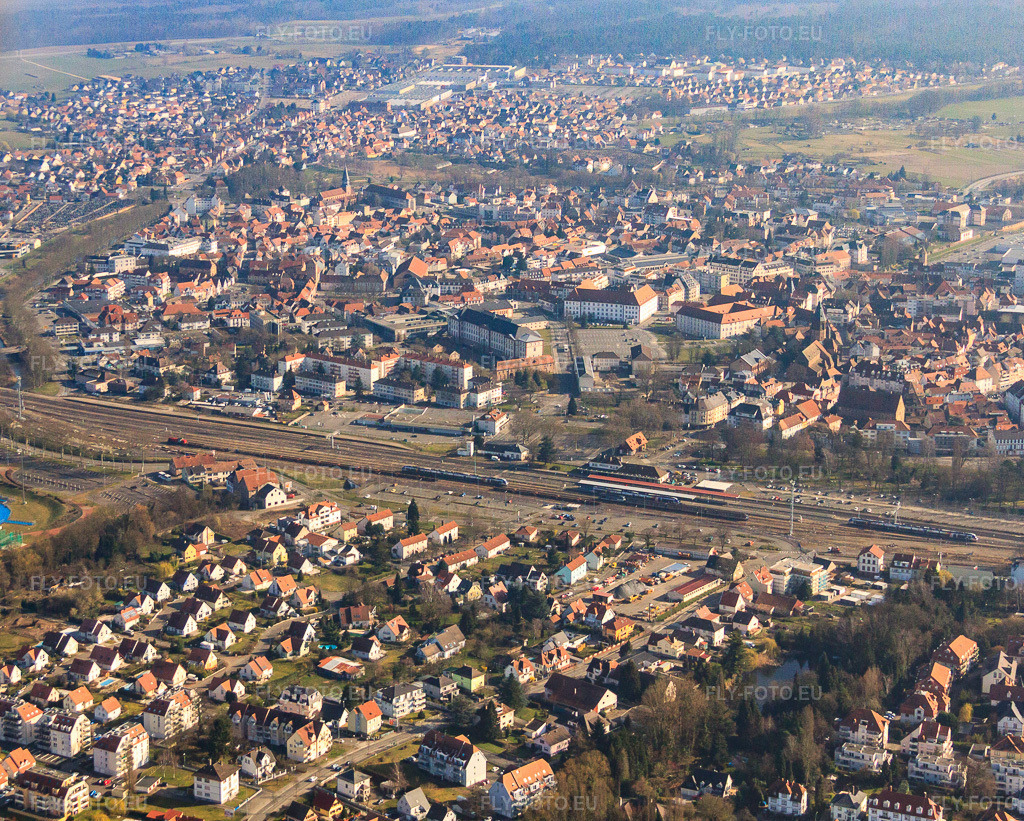 Vue aérienne: École de la Vieille Île au-delà de la voie ferrée à Hagenau dans le département Bas Rhin, France – .Photo: IMG_62833.jpg prise le 09/03/2014 par Werner Riehm/FLY-FOTO.eu – Résolution de l'original: 3516 x 2819 px