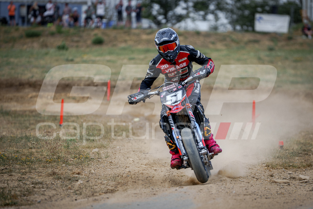 SuperMoto_Staatsmeisterschaft_Fuglau-1050 | GRIPcapture steht für authentische Sportfotografie in Österreich – für Momente, die mehr sind als Geschwindigkeit oder Ergebnis. Es geht um Emotion, Spannung, Fokus und den Augenblick, der oft nur einen Wimpernschlag dauert.Ob Motorsport, Teamsport oder 