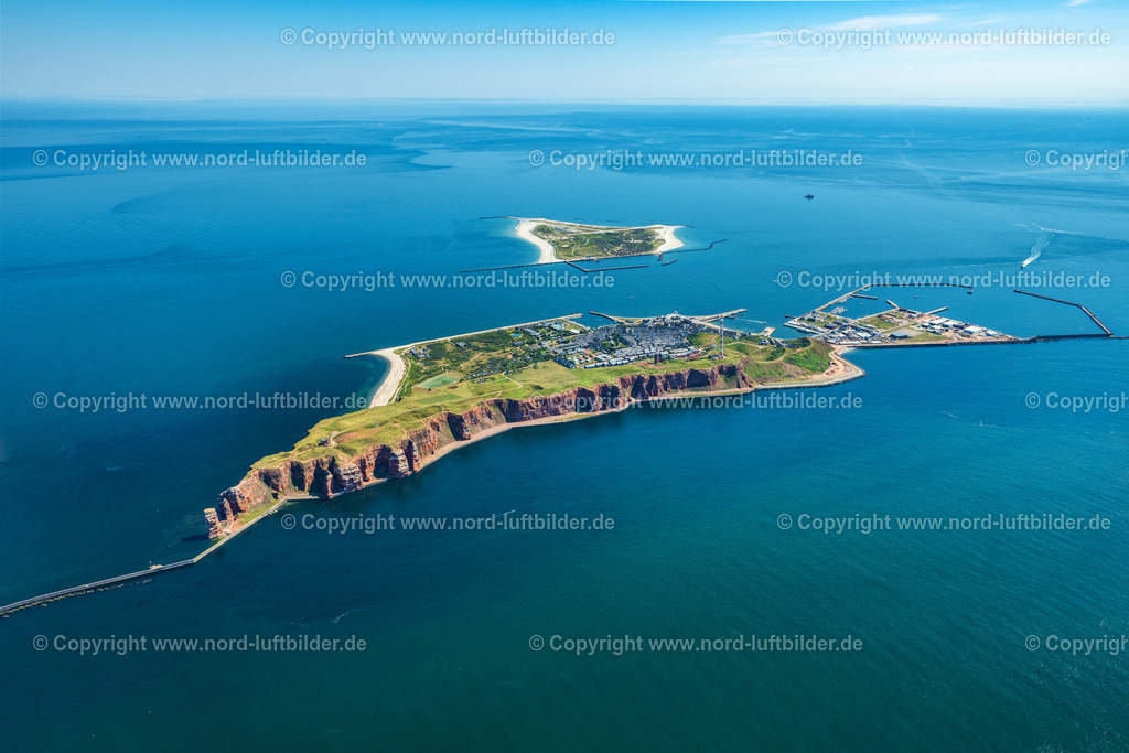 Helgoland_ELS_0057130822 | HELGOLAND 13.08.2022 Die Insel Helgoland in der Nordsee mit dem Hafengelände auf Helgoland im Bundesland Schleswig-Holstein. Weiterführende Informationen bei: Helgoland Tourismus-Service. // The island of Helgoland in the North Sea to the port area on Helgoland in Schleswig-Holstein. Further information at: Helgoland Tourismus-Service. Foto: Martin Elsen
