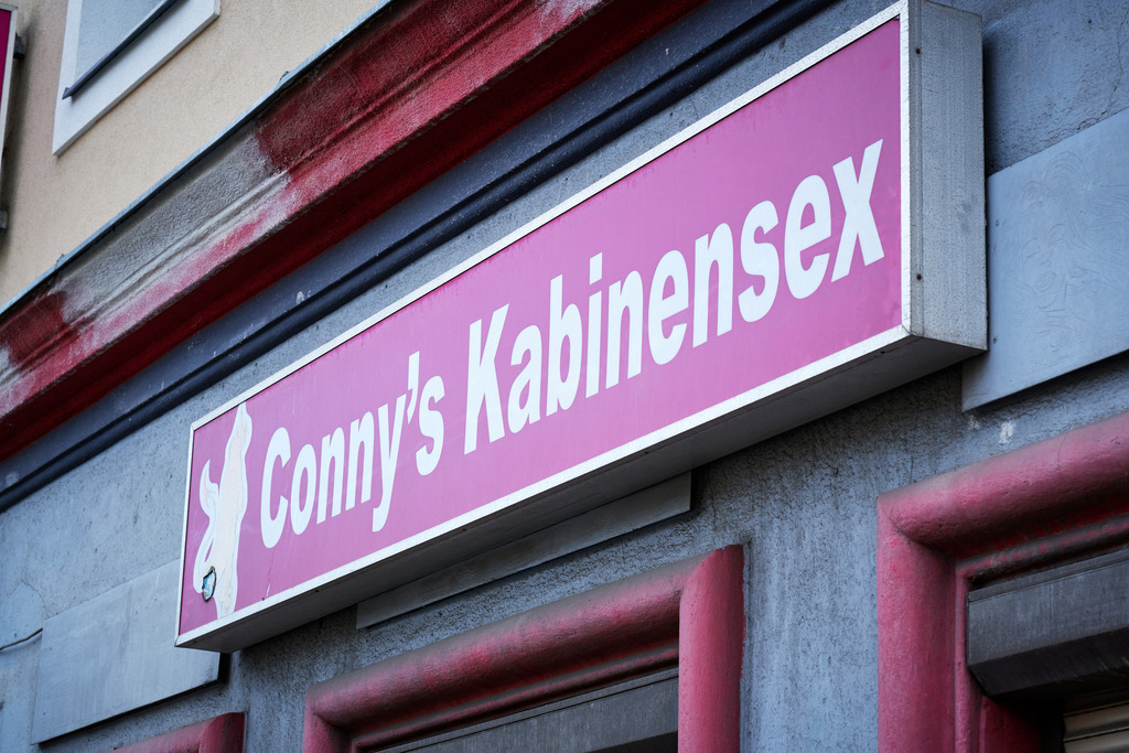 Connys Kabinensex Geschäft am Gürtel | Wien, Austria - April 01, 2021: entlang der Wiener Gürtel Straße; Connys Kabinensex Geschäft. - Realisiert mit Pictrs.com