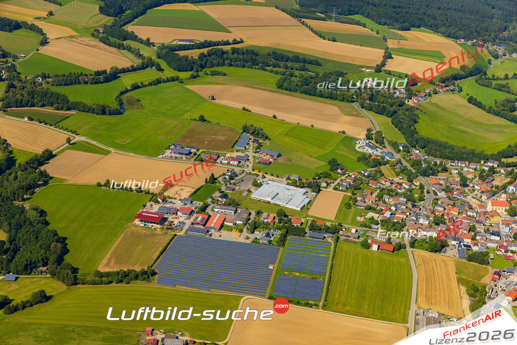 Luftaufnahme der Stadt Moosbach - Die Luftaufnahme wurde 2025 vom UL-Flugzeug heraus erstellt ( keine Drohne ) - Hochauflösende Luftaufnahme - für professionelle Ausdrucke geeignet. Die Geschenkidee !Mit Lizenz und Bildrechte bestellbar