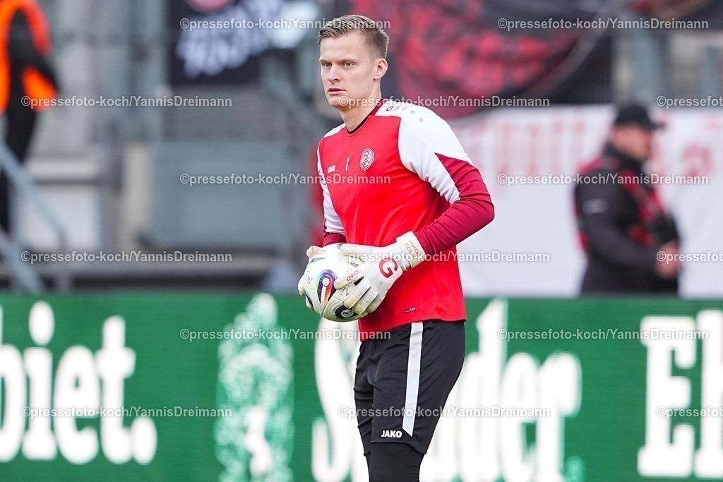 xYDRx02112502040 | 02.11.2025, xydrx, Fußball, 3.Liga, Rot-Weiss Essen - 1.FC Schweinfurt 05, Saison 2025 2026, Stadion an der Hafenstraße: Jakob Golz (Rot-Weiss Essen #1)   DFB regulations prohibit any use of photographs as image sequences and or quasi-video.