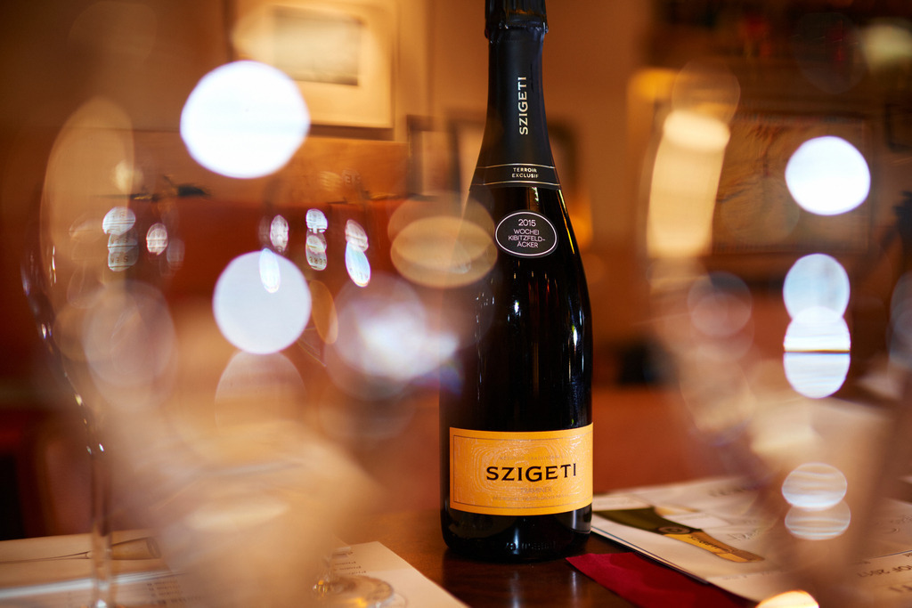 Sektkellerei Szigeti | Gols, Austria - February 19, 2018: Sektkellerei Szigeti; Stimmungsbild mit einer Flasche Sekt und Sektgläsern im Verköstigungsraum. - Realisiert mit Pictrs.com
