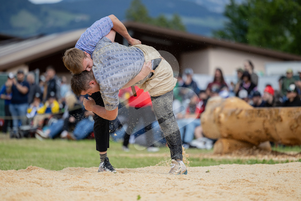 UKSF2026_3G_00031 | Die Schwinger des Schwyzer Kantonalen Schwingerverbandes: Fotos, die Dynamik und Leidenschaft festhalten, sowie emotionale Momente aus dem traditionellen Schwingsport zeigen. - Realisiert mit Pictrs.com