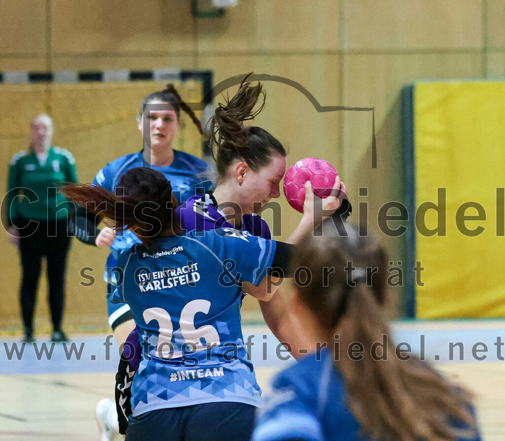 2023-01-21_035_SpVgg_Altenerding_gegen_TSV_Karlsfeld | Erding, Deutschland, 21.01.2023:
Handball, Bezirksoberliga Frauen Altbayern 2022 / 2023, 8. Spieltag, SpVgg Altenerding gegen TSV Karlsfeld, Endergebnis: 28:24

Laura Haitz (TSV Eintracht Karlsfeld, #26), Julia Kranich (SpVgg Altenerding, #9)

Foto: Christian Riedel / fotografie-riedel.net