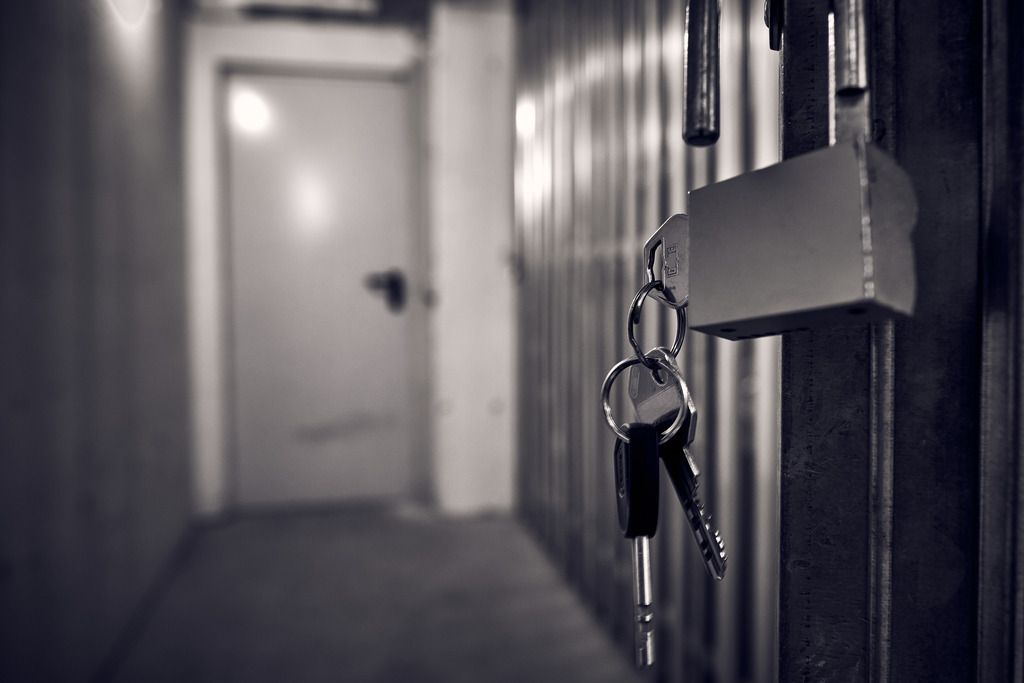 Vorhangschloss mit Schlüssel in einem Kellerabteil | Austria - March 16, 2021: Vorhangschloss mit Schlüssel in einem Kellerabteil, mit Blick auf den Eingang. - Realisiert mit Pictrs.com