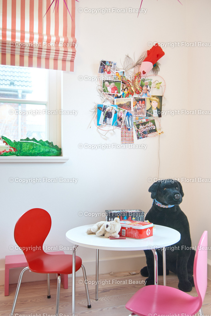 Kinderzimmer | Sitzecke im Kinderzimmer mit Tisch, Stühlen und Stoffhund - Realisiert mit Pictrs.com