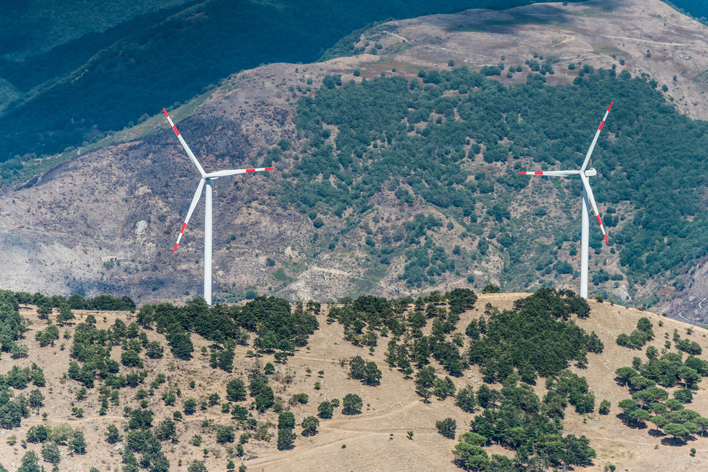 dr_0039300.jpg | SIZILIEN 07.09.2014 Windenergieanlagen (WEA) - Windrad- auf einem Feld in Sizilien in Italien. // Wind turbine windmills on a field in Sizilien in Italy. Foto: Daniel Reiter