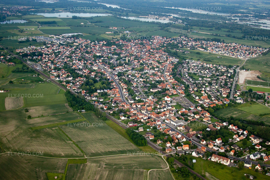 Aerial view: View of the town in Gambsheim in the state Bas-Rhin, France.Photo: IMG_28854.jpg taken on 06/14/2010 by Werner Riehm/FLY-FOTO.comResolution of the original: 4555 x 3037 px