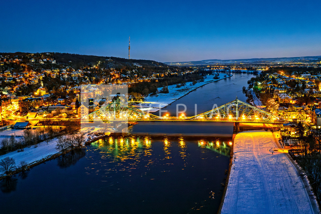 Blaues-Wunder-Dresden-Luftbild-Nacht_DJI_20240120173002 | Die Luftaufnahme zeigt das Blaue Wunder in Dresden im Winter, welches die Stadtteile Blasewitz und Loschwitz verbindet.  - Realisiert mit Pictrs.com