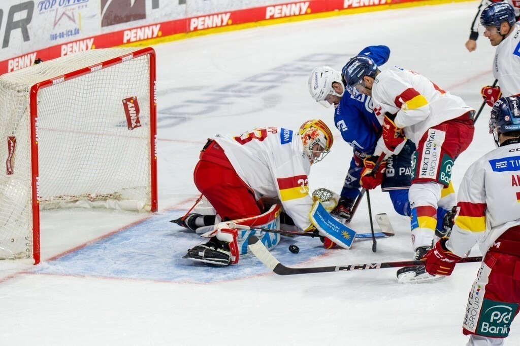 20.10.2024, DEL, Deutsche Eishockey Liga Saison 2024/25, 11. Spieltag: Adler Mannheim gegen Düsseldorfer EG. Bild: Gute Chance für die Adler | 20.10.2024, DEL, Deutsche Eishockey Liga Saison 2024/25, 11. Spieltag: Adler Mannheim gegen Düsseldorfer EG. Bild: Gute Chance für die Adler - Realisiert mit Pictrs.com