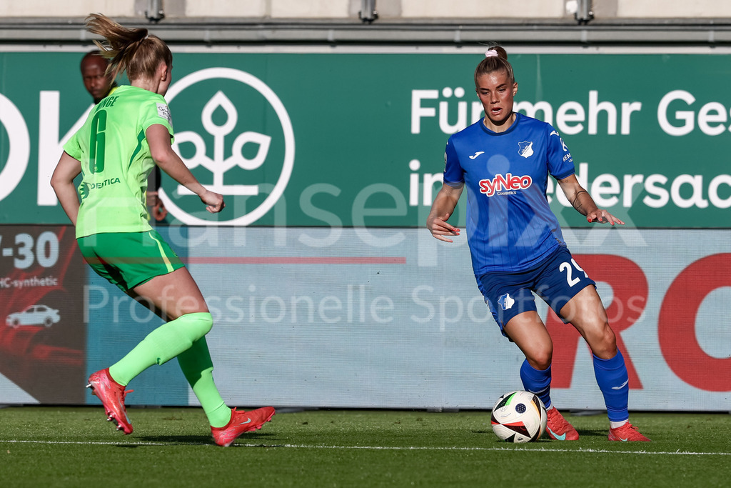 Fussball, Google Pixel Frauen-Bundesliga, VfL Wolfsburg - TSG 1899 Hoffenheim | v.li.: Janina Minge (VfL Wolfsburg, 6) und Selina Cerci (TSG 1899 Hoffenheim, 29) im Zweikampf, Duell, Dynamik, Aktion, Action, Spielszene, DIE DFB-RICHTLINIEN UNTERSAGEN JEGLICHE NUTZUNG VON FOTOS ALS SEQUENZBILDER UND/ODER VIDEOÄHNLICHE FOTOSTRECKEN. DFB REGULATIONS PROHIBIT ANY USE OF PHOTOGRAPHS AS IMAGE SEQUENCES AND/OR QUASI-VIDEO.