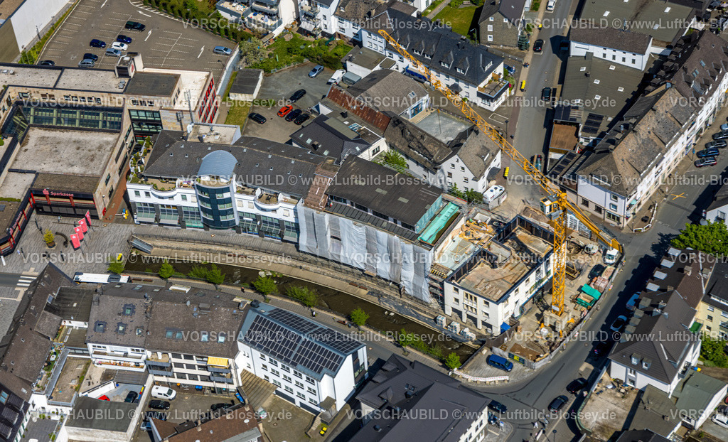 Meschede240506004 | Luftbild, City, Hotel Baustelle mit Baukran am Winziger Platz Ecke Zeughausstraße, Fluss Henne, Meschede-Stadt, Meschede, Sauerland, Nordrhein-Westfalen, Deutschland