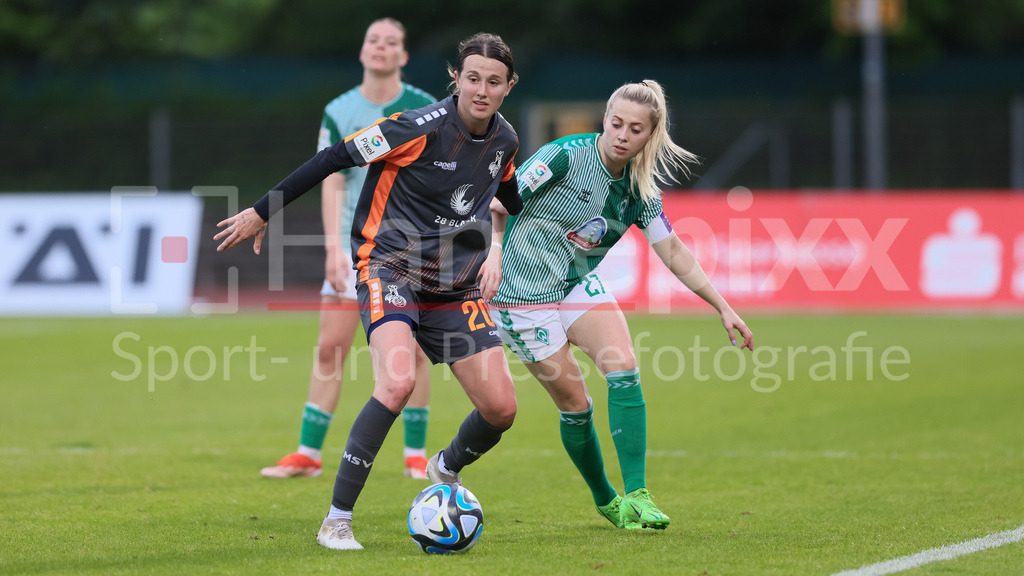 Fussball, Google Pixel Frauen-Bundesliga, SV Werder Bremen - MSV Duisburg | v.li.: Alexandria Hess (Allie, MSV Duisburg, 20) und Nina Lührßen (SV Werder Bremen, 27) im Zweikampf, Duell, Dynamik, Aktion, Action, Spielszene, DIE DFB-RICHTLINIEN UNTERSAGEN JEGLICHE NUTZUNG VON FOTOS ALS SEQUENZBILDER UND/ODER VIDEOÄHNLICHE FOTOSTRECKEN. DFB REGULATIONS PROHIBIT ANY USE OF PHOTOGRAPHS AS IMAGE SEQUENCES AND/OR QUASI-VIDEO.