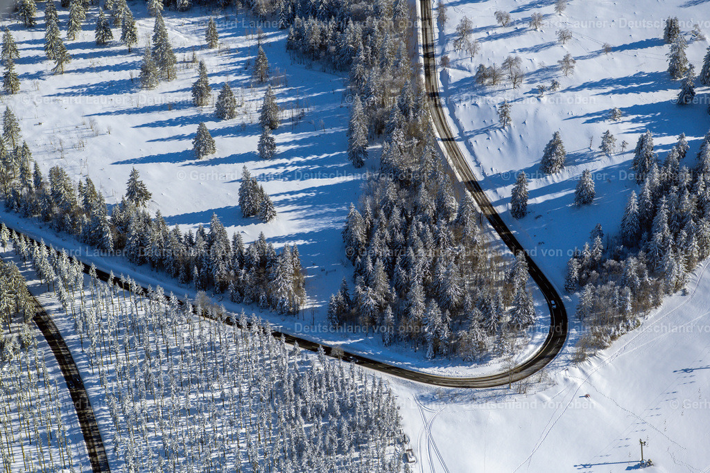 4043569 | ALTASTENBERG 13.02.2021 Winter- Luftbild vom Verlauf der Straßenführung der Landstraße L540 in Altastenberg im Sauerland im Bundesland Nordrhein-Westfalen, Deutschland. // Winter aerial view of the course of the road layout of the country road L540 in Altastenberg in the Sauerland in the state of North Rhine-Westphalia, Germany. Foto: Gerhard Launer