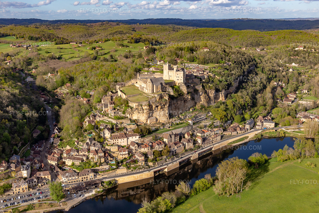 Aerial view: Castle complex of the Château de Beynac in Beynac-et-Cazenac in the state Dordogne, France. – Photo: IMG_113504.jpg taken on 04/16/2019 by Werner Riehm/FLY-FOTO.com – Resolution of the original: 5472 x 3648 px