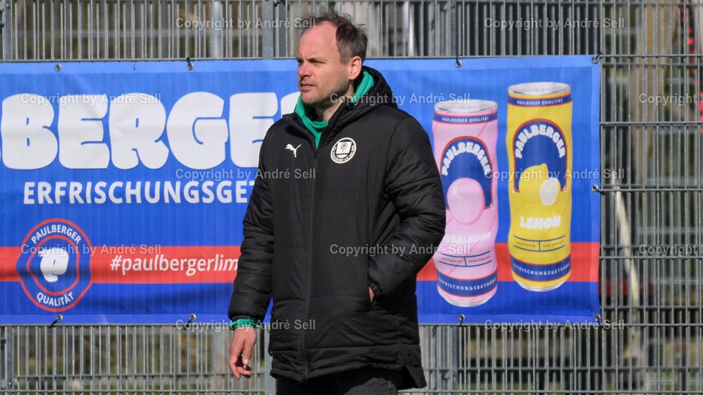 TSV Klausdorf (schwarz) vs Eckernförder SV (weiss) | Trainer Dennis Trociewicz (Klausdorf) / Fußball-Landesliga Schleswig Männer 2025/2026 / TSV Klausdorf (schwarz) vs Eckernförder SV (weiss) / Kunstrasenplatz Klausdorf / Schwentinental / 04.04.26 - Realisiert mit Pictrs.com