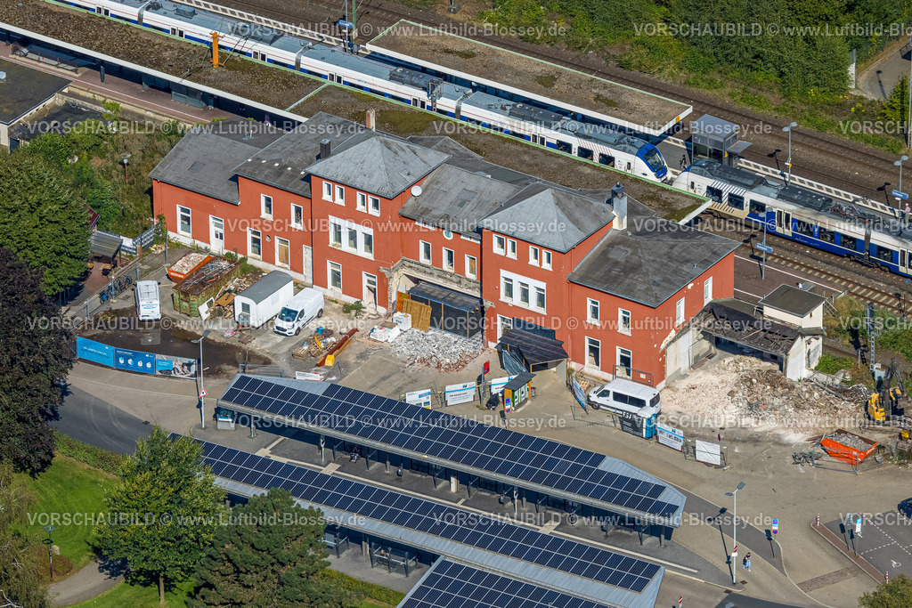 Schwelm240813639-2 | Luftbild, Baustelle am Bahnhof Schwelm mit rotem Bahnhofsgebäude und ZOB Busbahnhof mit Solardach, Schwelm, Ruhrgebiet, Nordrhein-Westfalen, Deutschland