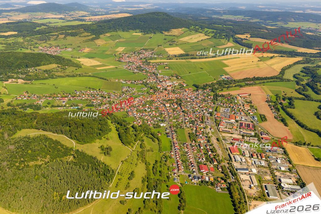 Luftbild der Stadt Dermbach - Die Luftaufnahme wurde 2025 vom UL-Flugzeug heraus erstellt ( keine Drohne ) - Hochauflösende Luftaufnahme - für professionelle Ausdrucke geeignet. Die Geschenkidee !Hier alle&nbsp;Infos zur Lizenzierung der LuftaufnahmeWir fliegen auch dieses Jahr wieder in Ihre Region um Luftbilder zu erstellen.- Luftbild anfragen