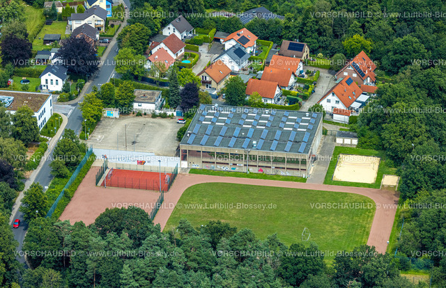 Wickede240711557 | Luftbild, Gerken-Sporthalle mit Solardach und Sportplatz, Wohnsiedlung Kolpingstraße, Wickede, Soester Börde, Nordrhein-Westfalen, Deutschland