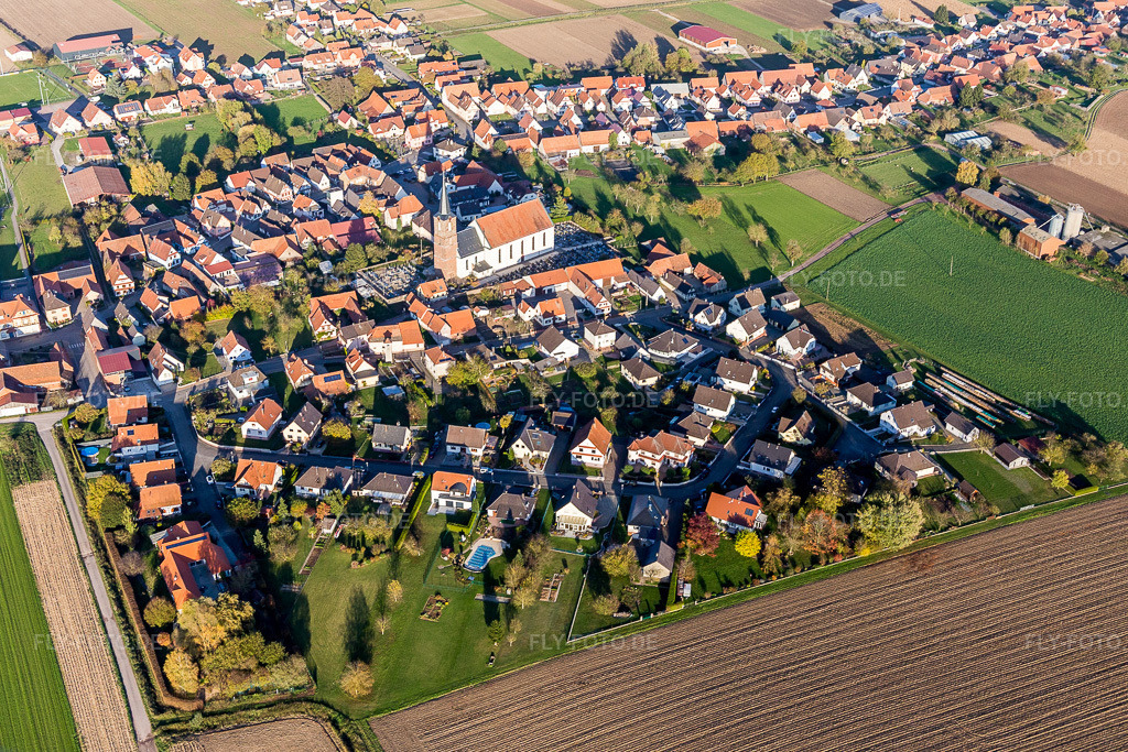 Luftbild: Kirchengebäude im Dorfkern in Schleithal im Bundesland Bas-Rhin in Frankreich. – Foto: IMG_104396.jpg vom 31.10.2017 durch Werner Riehm/FLY-FOTO.de – Auflösung des Originals: 4394 x 2929 px