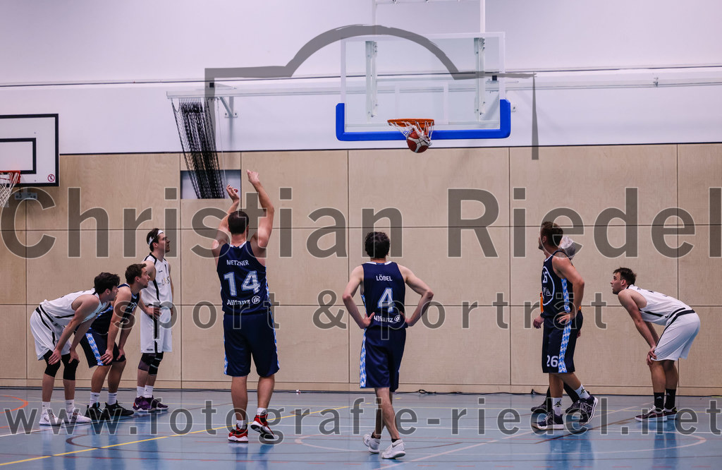 2022-04-03_072_TSV_Vaterstetten_gegen_SV_Weissblau-Allianz_Muenchen | Vaterstetten, Deutschland, 03.04.2022:
Basketball, Bezirksoberliga Herren 2021 / 2022, 14. Spieltag, TSV Vaterstetten gegen SV Weißblau-Allianz München, Endergebnis: 86:54

Christian Metzner (SV Weißblau-Allianz München, #14), Rico Loebel (SV Weißblau-Allianz München, #4), Rene Pferner (SV Weißblau-Allianz München, #26)

Foto: Christian Riedel / fotografie-riedel.net