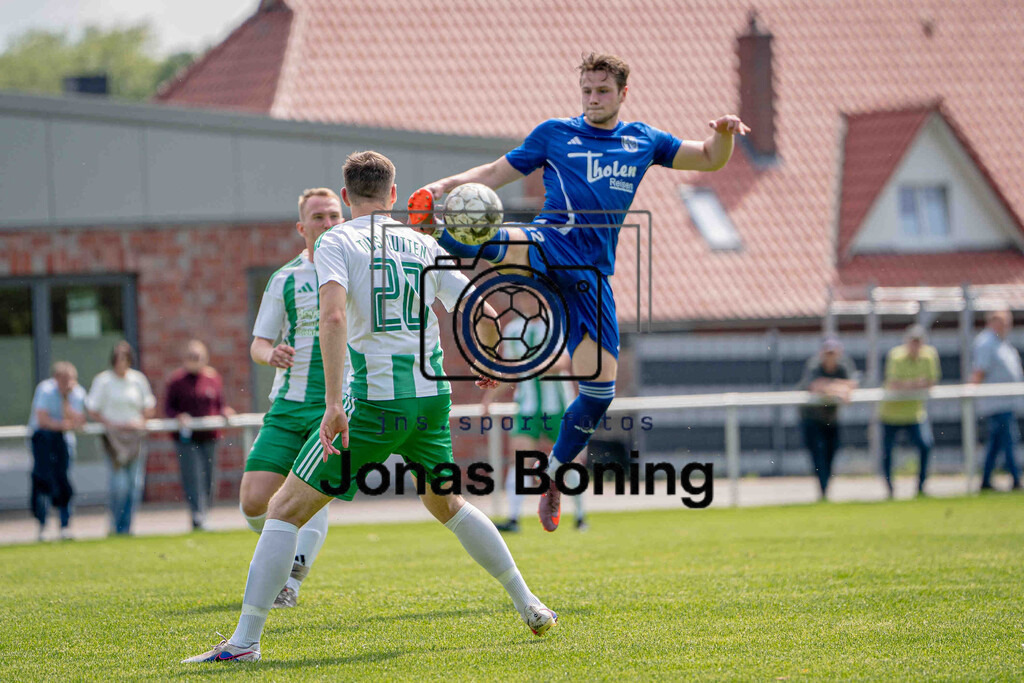 Fußball I Herren I Saison 2025-2026 I Bezirksliga Weser-Ems 4 I 33. Spieltag I TuS Lutten - SV Altenoythe I 18597 | jns.sportfotos - Realisiert mit Pictrs.com