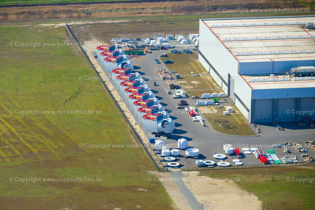 Cuxhaven_Siemens_Gamesa_Renewable_Energy_Windkraft_ELS_2858060423 | CUXHAVEN 06.04.2023 Lager- und Freiflächen der Windrad- Montage und Produktionsstätte im Industriegebiet des Siemens Offshore- Windturbinenwerk in Cuxhaven im Bundesland Niedersachsen, Deutschland. Beteiligte Firmen sind die ARCADIS Germany GmbH und Ballast Nedam nach Entwürfen der ARCHITEKTEN BRÜNING REIN. // Wind turbine assembly and manufacturing plant in the industrial area of Siemens Offshore-Windturbinenwerk in Cuxhaven in the state Lower Saxony, Germany. Foto: Martin Elsen