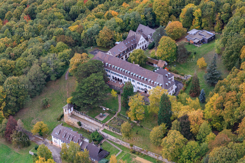 Luftbild: Château de Liebfrauenberg in Gœrsdorf im Bundesland Bas-Rhin in Frankreich. – Foto: IMG_084608.jpg vom 23.10.2015 durch Werner Riehm/FLY-FOTO.de – Auflösung des Originals: 4898 x 3266 px – Château du Liebfrauenberg - akademie-an-der-grenzes jimdo page!