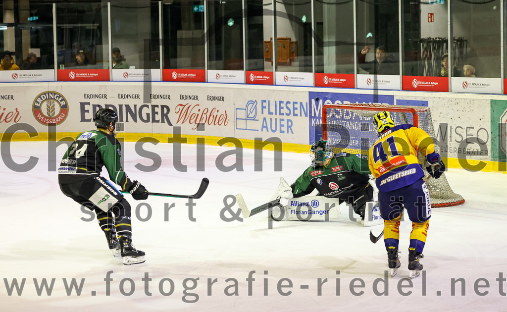 2022-10-30_067_TSV_Erding_gegen_ESC_Riverrats_Geretsried | Erding, Deutschland, 30.10.2022:
Eishockey, Bayernliga 2022 / 2023, 9. Spieltag, TSV Erding gegen ESC Riverrats Geretsried, Endergebnis: 3:5

Lukas Krämmer (Erding Gladiators, #24), Torwart Thomas Hingel (Erding Gladiators, #33), Josef Reiter (ESC Riverrats Geretsried, #41)

Foto: Christian Riedel / fotografie-riedel.net