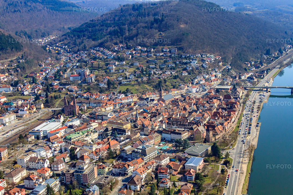 Luftbild: Altstadt am Neckarufer mit Uferstraße von Nordwesten in Eberbach im Bundesland Baden-Württemberg in Deutschland. Foto: IMG_38074.jpg vom 12.03.2011 durch Werner Riehm/FLY-FOTO.de
