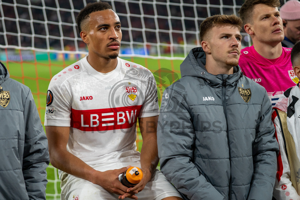 VfB Stuttgart vs. FC Porto, Fussball, Europa League, Achtelfinale, Hinspiel, 12.03.2026 | Jamie Leweling (VfB Stuttgart, #18) und Finn Jeltsch (VfB Stuttgart, #29),VfB Stuttgart vs. FC Porto, Fussball, Europa League, Achtelfinale, Hinspiel, 12.03.2026Foto: photosbyphips/Philip Ziegler