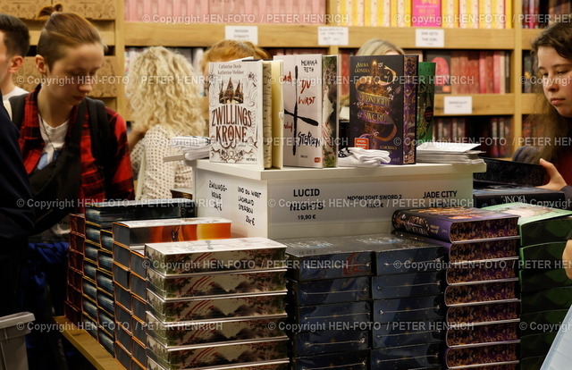 Impressionen Buchmesse | 20.10.2023 75. Frankfurter Buchmesse 2023 75 TIMES Fachmesse für Bücher und Verlage #fbm2023 Anstehen zu Messestand BÜCHER BÜCHSE wo Besucher Besucherinnen Bücher mit begrenzter Auflage kaufen können (Foto: Peter Henrich) - Realisiert mit Pictrs.com